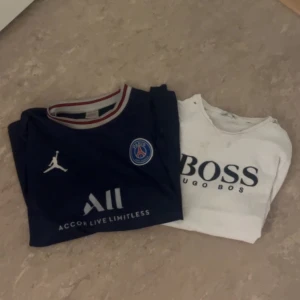 Märkes tröjor  - Två fina märkes tröjor! Haft dom länge men bara använt hemma. Båda är i strl xs/s och säljer 2 för 150 och en för 70 