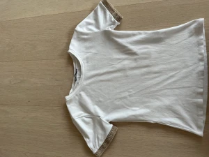 Zara tshirt - Super fin zara tshirt med guldiga detaljer vid ärmarna.  Köparen står för frakten 💞💞