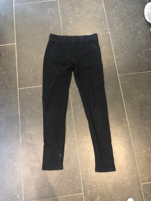 Tajts - Säljer likadana tajts som inlägget innan fast i storlek 146 istället! De är svarta och du kan få de för 50kr (finns möjlighet att sänka) De är i ett bra skick❤️