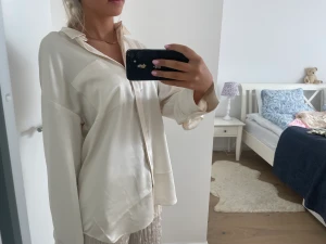 Satinskjorta nakd - Vit lite oversize satinskjorta från nakd