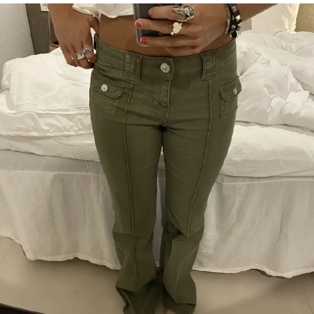 Säljer nu mina skit snygga gröna jeans från hm, as coola och svåra att få tag i! Inga defekter och knappast använda. 💕 (Lånade bilder, skriv för egna!). Jeans & Byxor.