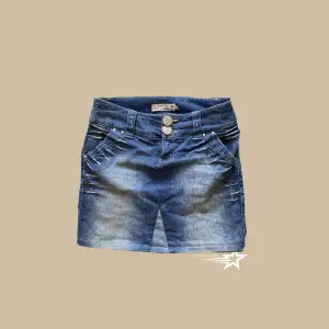 Retro Ichi jeans kjol i helt okej skick!💗 Den är i st 30 och går att matcha med allt nu i sommar! Skriv vid frågor, köpare står för frakt 🫶 Midja 41x2 längd ca 40 cm‼️