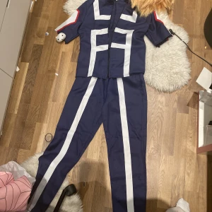 Denki kaminari cosplay  - Denki kaminari cosplay och peruk!  PE outfit så den funkar för alla mha karaktärer.  Bra kvalitet  Använd 1 gång  Stolek asian size m vilket är s-m  Original pris 450
