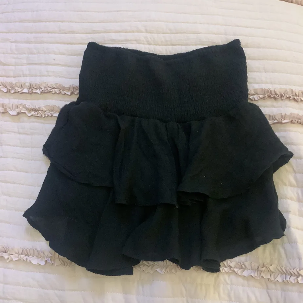 Säljer denna svarta volang kjol då den aldrig kommer till användning, storlek S💞. Kjolar.