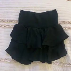 Säljer denna svarta volang kjol då den aldrig kommer till användning, storlek S💞
