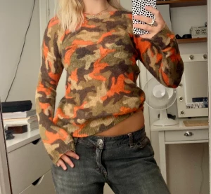 Michael kors tröja - Stickad tröja från Michael kors i militär mönster. Toppskick!❤️ Om du vill ha fler bilder, var gärna specifik med vad du vill ha bild på❤️🥰🫶🏻. 