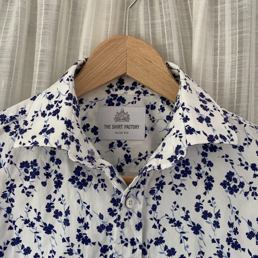 Blåblommig skjorta från the shirt factory i fint skick, 9/10. Skjortor.