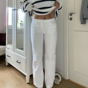 Vita byxor  - Vita lågmidjade jeansliknande byxor utan fickor. Köpta för 249kr🩵 Passar 36-38 beroende på önskad passform🩵 Endast använda 2 gånger🫶🏼