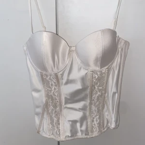 Korsettopp - Jättesnygg topp som jag köpt från Plick för några år sedan  Banden medföljer men är ej original 