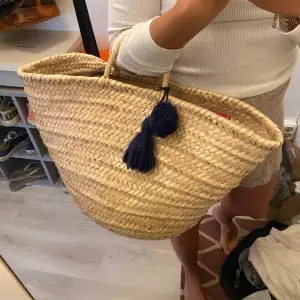 Så fin strandväska med blå tassels, stor så man får plats med det man vill ha med. Köpt i Palma förra sommaren och knappt använd. 