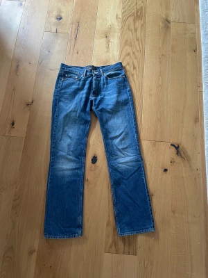 Acne Jeans - Acne Jeans med rak passform. Bra skick och snygg tvätt. Storlek 34/32