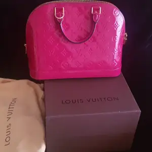 Dark Pink/ Fuchsia Color Louis Vuitton Alma Monogram  Size : PM  Height: 24 cm  Width : 35 cm  Super snygg och chic väska för den som älskar kvalite.  För mer info om själva väskan gå in på Louis Vuittons hemsida, där kan ni även se vad den kostar.