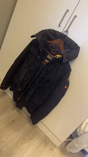 Parajumper jacka  - Säljer min parajumper jacka då den blivit för liten. De är en vinter jacka som är fett varm och fett många fickor i den. Har alla lappar och tillbehör kvar. Pris kan diskuteras vid snabb affär kom. 