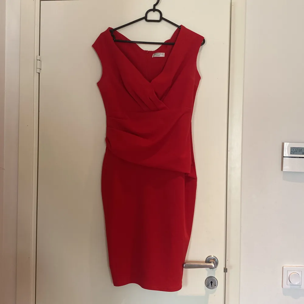 Fin röd klänning använda ca 3 gånger. Går till knäna ungefär.  Köpt från Bubbelroom för 450kr  Säljer för 150 +frakt. Klänningar.