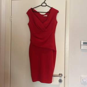 Fin röd klänning använda ca 3 gånger. Går till knäna ungefär.  Köpt från Bubbelroom för 450kr  Säljer för 150 +frakt