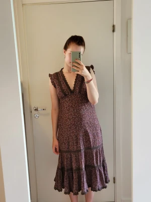 Blommig sommarklänning - Lång klänningvad fint mönster och broderidetaljer