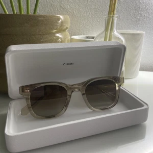 Chimi  - Säljer mina chimis i model 02 och i färgen Ecru, priset är så lågt eftersom dom har fått ett litet märke på framsidan (3dje bilden) men det är ingenting man tänker på, annars är dom i jätte bra skick! Priset kan alltid diskuteras! 🧡