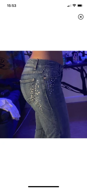 Jeans med paljetter - Säljer nu dessa då de blivit för små för mig. Unika lowrise jeans med paljetter/strass✨ 80cm i midjan och stl 27/ ca S. Passar nog folk som är typ 170 eller kortare🥰 Köparen står för frakten eller så kan jag mötas upp i Stockholm