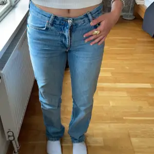 Ett par Gina tricot jeans med låg midja och straight fit. Säljer då de är lite små. Nypris 500, använda fåtal gånger. 💕