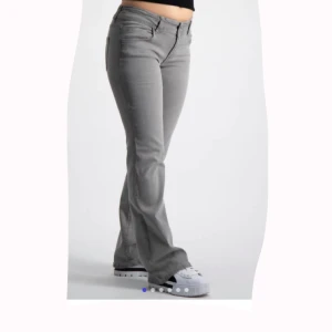 Lågmidjade jeans Gina tricot  - ”Low waist flare jeans” ifrån Gina tricot (Gina young). Oanvända med lappar kvar. Nypris 349kr, Säljer då de ej passar mig. Lånade bilder. (Modellen är 160 o bär storlek 164) passar 34/ liten 36