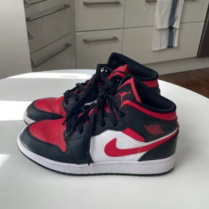 Air Jordan Mid - Jätte fina jordans som är använda ett fåtal gånger. Skorna är en julklapp som tyvärr inte kommer till användning då de inte faller mig i smaken.  Hör gärna av er om ni är intresserade eller har frågor!☺️🔥🔥