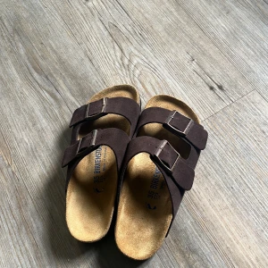 birkenstock  - säljer helt byta birkenstock som aldrig är använda❤️ säljs då jag ångra mig med färgen och inte kunde lämna tillbaka