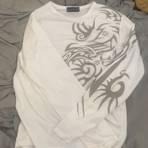 Y2K tröja - Fin y2K tröja med glittrigt tryck. Bra skick