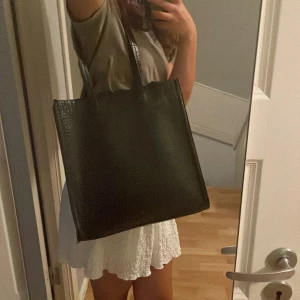 Väska - Snygg väska med krokodil liknande material! Från Kappahl köpt för 300💕 får plats med dator och flera böcker så väldigt rymlig!