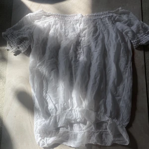 Topp - En jättesöt topp som jag köpt på loppis men aldrig fick användning för!  Kolla mina likade bilder för info om policy och frakt!