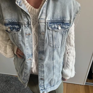 Jeansväst - Snygg jeansväst i fint skick! Perfekt nu till sensommaren och hösten