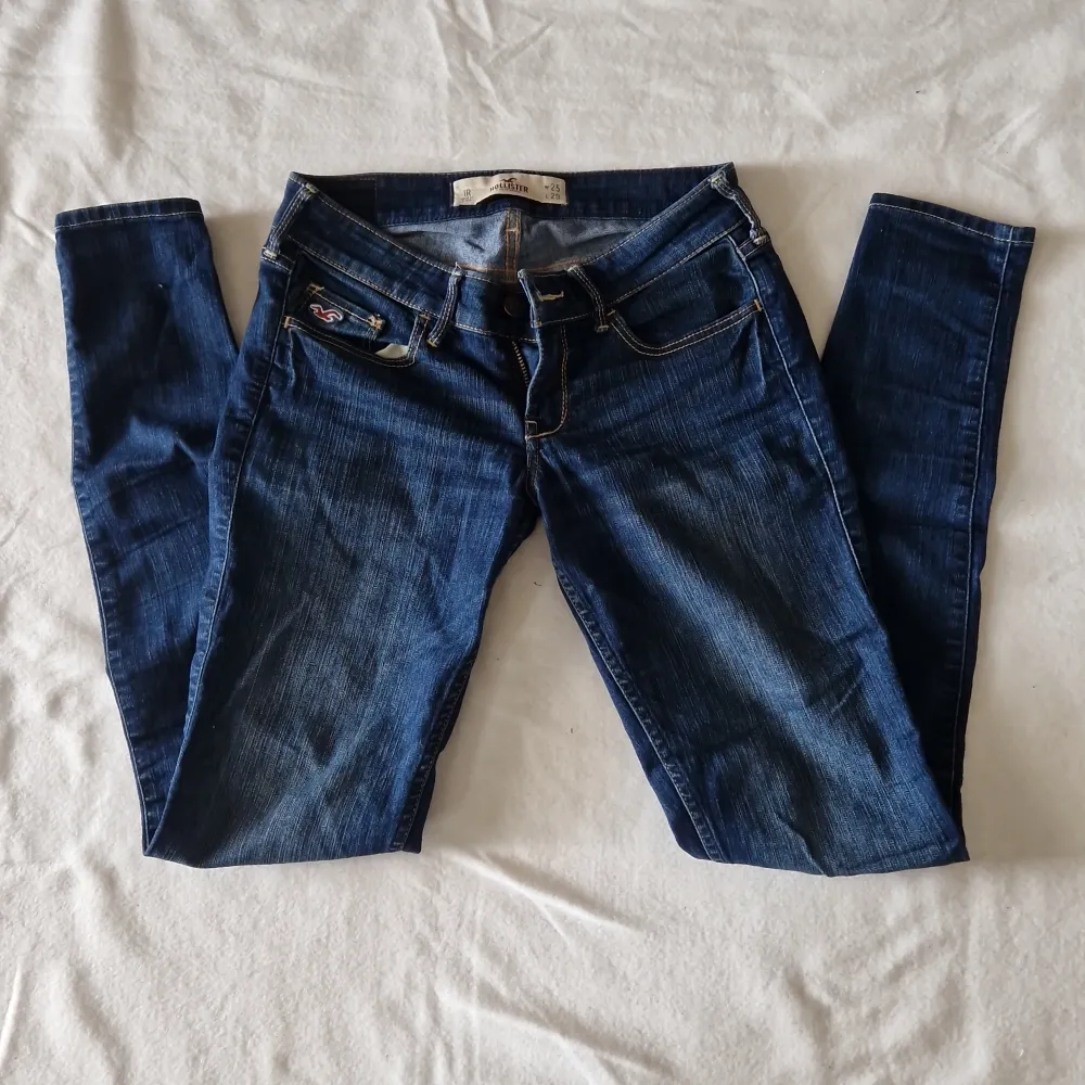Mörkblå jeans från Hollister. Tight modell. W25 L29. Jeans & Byxor.