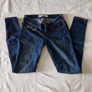 Mörkblå jeans från Hollister. Tight modell. W25 L29