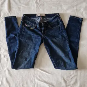 Mörkblå jeans från Hollister. Tight modell. W25 L29