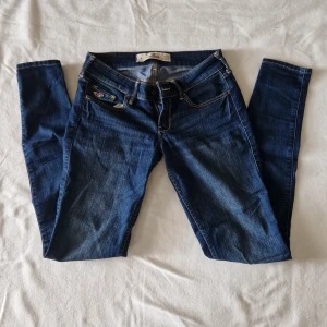 Jeans Hollister  - Mörkblå jeans från Hollister. Tight modell. W25 L29