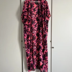 Öppen strandponcho - Öppen strandponcho lång. Fina färger och väldigt skönt material.  Passar XS-M  