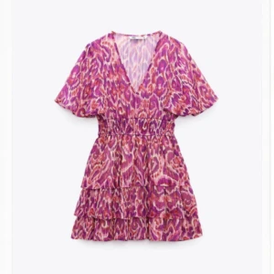 Zara kläning - Säljer nu min super fina kläning ifrån zara då jag inte får någon användning av dem tyvärr❣️ den är ganska liten i storleken så skulle säga att den passar S-M. Har använt klänningen 2 ggr men skicket skulle jag säga är 7/10❤️ Kom privat för egna bilder 💕💕