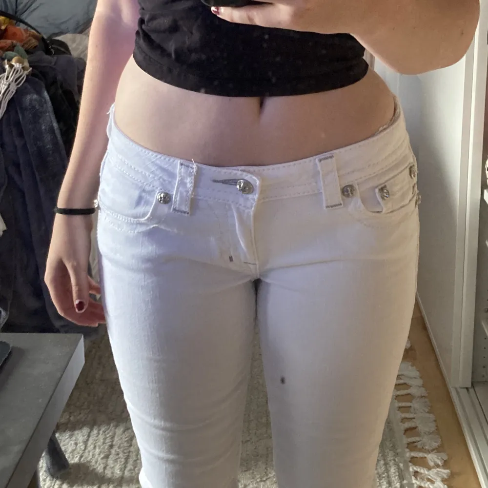 Säljer mina vita missme jeans då dom inte passar längre💓Dom är skinny och low waist men sitter lite lösare nedanför knäna vilket går att sy ut lätt om man vill ha dom mer bootcut💓 Vid snabb affär kan jag gå ner i pris💓. Jeans & Byxor.