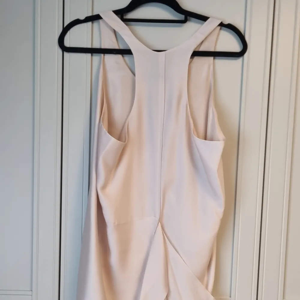 Underbar ACNE klänning, endast använd 2 ggr i puder rosa beige färg. Loosefit model  med 