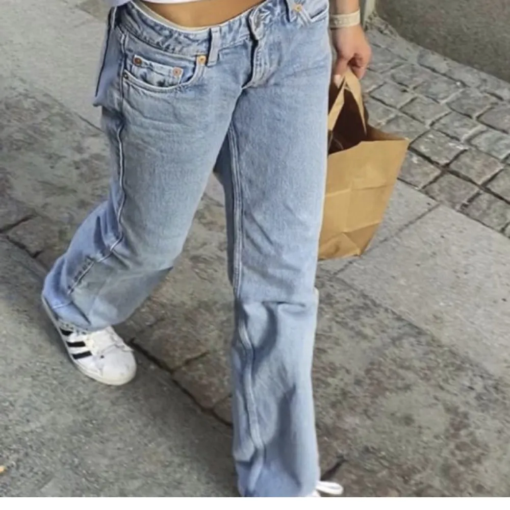 Säljer dessa lågmidjade jeans från weekday!💓💓i modellen Arrow low. Kom privat vid frågor☺️☺️. Jeans & Byxor.