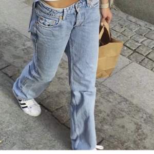 Säljer dessa lågmidjade jeans från weekday!💓💓i modellen Arrow low. Kom privat vid frågor☺️☺️