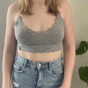 Grå topp - Grå topp i uppskattad storlek S!💕💕