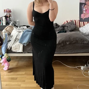 Långklänning  - Super vacker svart långklänning från Bershka.  Den har lite snöring.  Skriv bara för flera bilder!  Köpt för 250kr Den har mycket stretch så den passar S&M