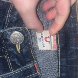 true religion jeans - säljer mina trues som sitter straight/skinny. dom är i 9/10 ish skick kan tänka mig att mötas upp och fraktas och betalningen sker via plick men om ni vill mötas upp funkar swish. kan tänka mig att sänka priset  vid snabb affär och dom är knappt använda.