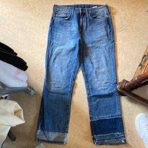 snygga jeans med slitage vid bensluten. köpta för flera år sen men aldrig använda
