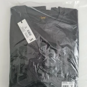 Seasonal Crew Vasket Svart Tröja - Säljer en helt ny exclusive Lee tröja med tryck på framsidan.