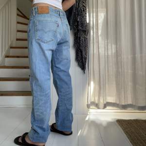 Fina vintage Levis jeans i storlek 38/40.   Midjemått: ca 87cm innerbenslängd: ca 84cm . Säljer pga att jag rensar ut jeans ur garderoben som inte passar mig längre, kolla min profil för mer jeans. 💘💘