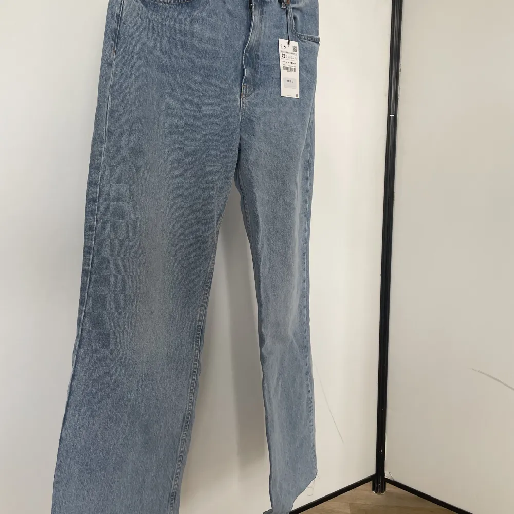 Oanvända jeans från Zara med vida ben 💙 säljes pga för stora.. Jeans & Byxor.