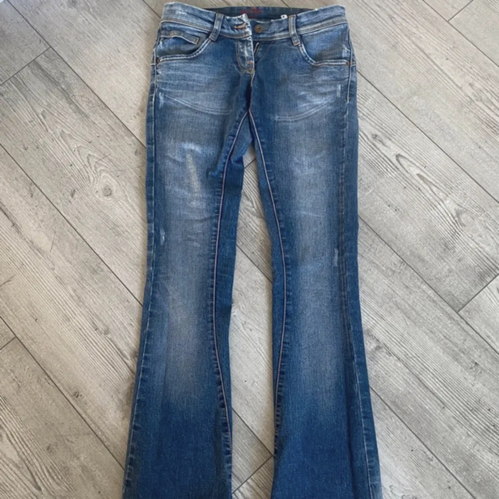 Ett par blåa lågmidjade utsvängda jeans från bikbok. Dom är är i bra skick och helt oanvända då dom var för små för mig.. Jeans & Byxor.