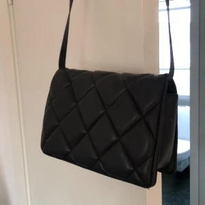 Väska - Valentino Inspererad väska från hm, jätte fin. Inget fel på den men säljer för att det inte riktigt är min stil längre. Skriv privat för fler blider eller om du är intresserad. ❤️🫶🏼