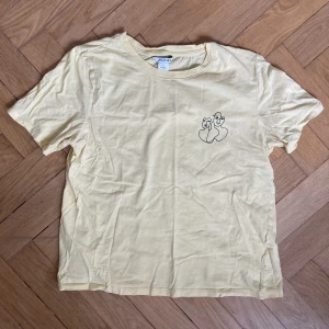 t-shirt med tryck - ljusgul t-shirt med tryck, köpt på monki 